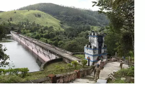 மாவட்டத்தில் தொடர் மழை எதிரொலி:  முல்லைப்பெரியாறு அணையில் தண்ணீர் திறப்பு குறைப்பு