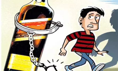 மது விற்ற 2 பேர் கைது மது விற்ற 2 பேர் கைது