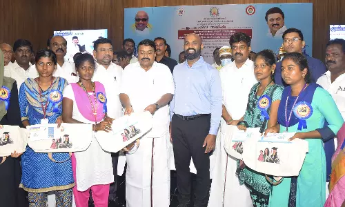 375 கல்லூரி மாணவிகளுக்கு மாதம் ரூ.1000 பெறுவதற்கான டெபிட் கார்டு 375 கல்லூரி மாணவிகளுக்கு மாதம் ரூ.1000 பெறுவதற்கான டெபிட் கார்டு