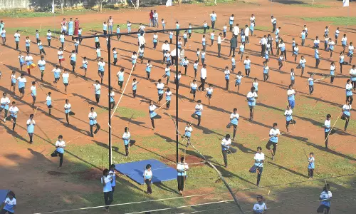 ஒற்றைக்காலில் நின்று சிலம்பம் சுற்றி அசத்திய மாணவ-மாணவிகள் ஒற்றைக்காலில் நின்று சிலம்பம் சுற்றி அசத்திய மாணவ-மாணவிகள்