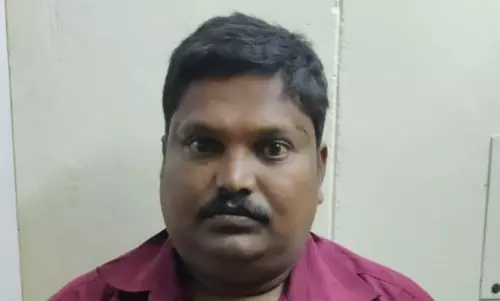 ரூ.4½ லட்சம் கொள்ளையடித்த கணவன்-மனைவி உள்பட 3 பேர் கைது ரூ.4½ லட்சம் கொள்ளையடித்த கணவன்-மனைவி உள்பட 3 பேர் கைது