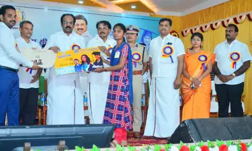 637 மாணவிகளுக்கு கல்வி ஊக்கத்தொகை