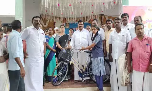 மாணவ-மாணவிகளுக்கு விலையில்லா சைக்கிள் மாணவ-மாணவிகளுக்கு விலையில்லா சைக்கிள்