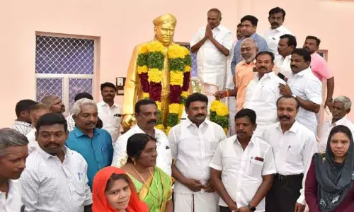 வ.உ.சி. சிலைக்கு அரசு சார்பில் மாலை அணிவித்து மரியாதை வ.உ.சி. சிலைக்கு அரசு சார்பில் மாலை அணிவித்து மரியாதை