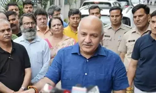 சிபிஐ அதிகாரிகளுக்கு மன அழுத்தம் தர வேண்டாம், என்னை கைது செய்யுங்கள் - மணிஷ் சிசோடியா