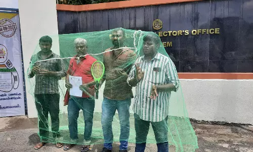 சேலம் கலெக்டர் அலுவலகத்தில் கொசுவலையுடன் வந்தவர்களால் பரபரப்பு