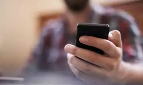 ஈரோட்டில் படிக்கும் கல்லூரி மாணவிக்கு செல்போனில் பாலியல் தொல்லை- போலீஸ் சூப்பிரண்டு அலுவலகத்தில் புகார்