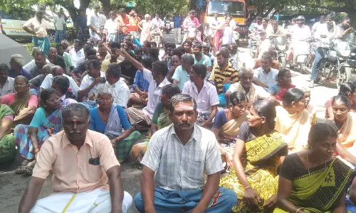 அந்தியூரில் செங்கல் உற்பத்தியாளர்கள்-தொழிலாளர்கள் சாலை மறியல்; போக்குவரத்து பாதிப்பு