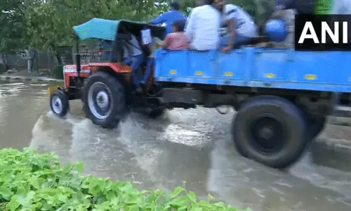 பெங்களூருவில் டிராக்டர்களில் அலுவலகங்களுக்கு சென்ற ஐடி நிறுவன ஊழியர்கள்! பெங்களூருவில் டிராக்டர்களில் அலுவலகங்களுக்கு சென்ற ஐடி நிறுவன ஊழியர்கள்!