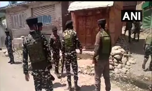 ஜம்மு காஷ்மீர்; என்கவுன்டரில்  பயங்கரவாதிகள் 2 பேர் சுட்டுக்கொலை