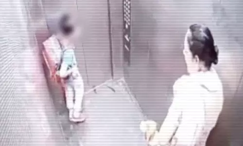 சிறுவனை தனது நாய் கடிப்பதை வேடிக்கை பார்த்த பெண் மீது போலீசார் வழக்குப்பதிவு