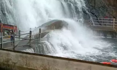 குற்றாலம் மெயின் அருவியில்  `திடீர் வெள்ளப்பெருக்கு- சுற்றுலா பயணிகள் குளிக்க தடை