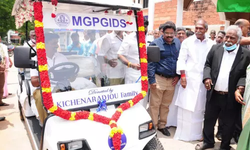 அரசு பல் மருத்துவ கல்லூரியில் பேட்டரி கார் சேவை அரசு பல் மருத்துவ கல்லூரியில் பேட்டரி கார் சேவை