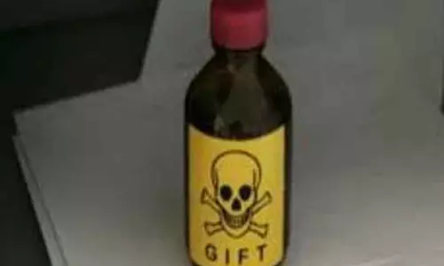 குழந்தை இறந்ததால் விஷம் குடித்த தம்பதி குழந்தை இறந்ததால் விஷம் குடித்த தம்பதி