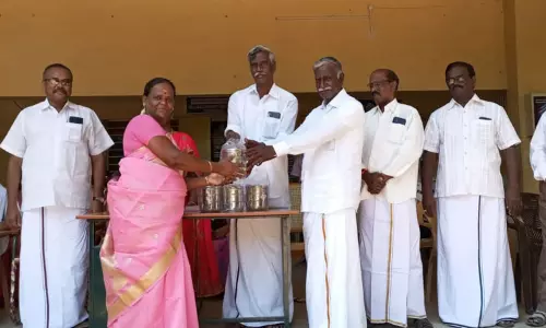 அரசு பள்ளியில் விருதுகள் வழங்கும் விழா அரசு பள்ளியில் விருதுகள் வழங்கும் விழா