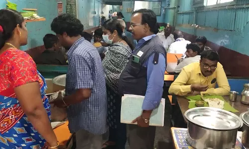 ஓட்டல்களில் உணவு பாதுகாப்பு துறை அலுவலர்கள் ஆய்வு ஓட்டல்களில் உணவு பாதுகாப்பு துறை அலுவலர்கள் ஆய்வு