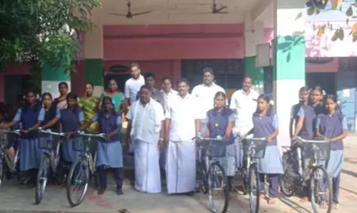 மாணவிகளுக்கு விலையில்லா சைக்கிள் மாணவிகளுக்கு விலையில்லா சைக்கிள்