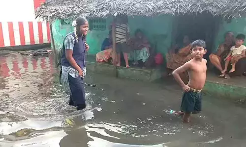 இடி, மின்னலுடன் 2 மணி நேரம் பலத்த மழை வீடுகளுக்குள் தண்ணீர் புகுந்தது