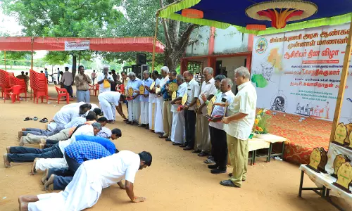 ஆசிரியர்களின் காலில் விழுந்து ஆசி பெற்ற முன்னாள் மாணவர்கள் ஆசிரியர்களின் காலில் விழுந்து ஆசி பெற்ற முன்னாள் மாணவர்கள்