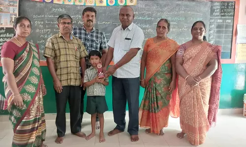 சிலம்ப போட்டியில் பரிசு பெற்ற மாணவனுக்கு பாராட்டு சிலம்ப போட்டியில் பரிசு பெற்ற மாணவனுக்கு பாராட்டு