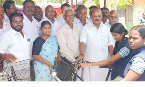 மாணவ-மாணவிகளுக்கு விலையில்லா சைக்கிள் மாணவ-மாணவிகளுக்கு விலையில்லா சைக்கிள்