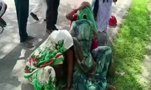 உ.பி: பணம் தராததால் கர்ப்பிணியை நடுரோட்டில் இறக்கிவிட்ட ஆம்புலன்ஸ் டிரைவர் உ.பி: பணம் தராததால் கர்ப்பிணியை நடுரோட்டில் இறக்கிவிட்ட ஆம்புலன்ஸ் டிரைவர்