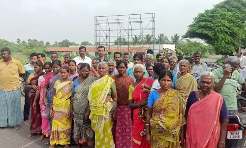 மொடக்குறிச்சி அருகே சீராக மின்சாரம் வினியோகிக்க கோரி பொதுமக்கள் சாலை மறியல்