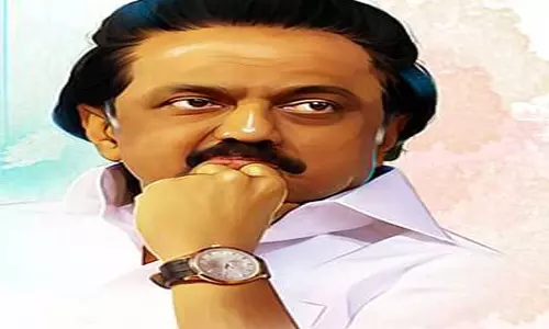 தூத்துக்குடியில் காரில் இருந்து இறங்கி சென்று  மாற்றுத்திறனாளி பெண்ணிடம் மனு வாங்கிய முதல்-அமைச்சர்