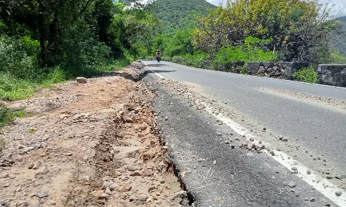 உடுமலை-மூணாறு சாலையில் மண் அரிப்பு உடுமலை-மூணாறு சாலையில் மண் அரிப்பு