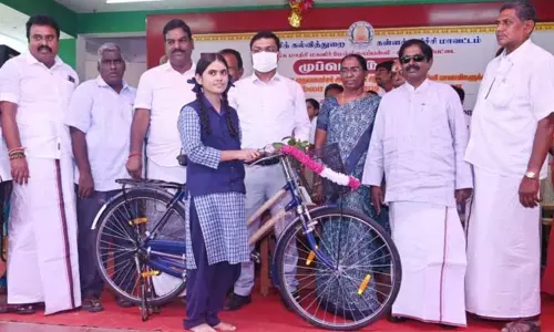 உளுந்தூர்பேட்டை அரசு மேல்நிலைப்பள்ளியில்  மாணவிகளுக்கு விலையில்லா சைக்கிள்    மணிக்கண்ணன் எம்.எல்.ஏ. வழங்கினார் உளுந்தூர்பேட்டை அரசு மேல்நிலைப்பள்ளியில்  மாணவிகளுக்கு விலையில்லா சைக்கிள்    மணிக்கண்ணன் எம்.எல்.ஏ. வழங்கினார்