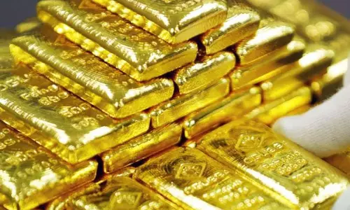 விமானத்தில் கடத்திய ரூ.55½ லட்சம் தங்கம் சிக்கியது; கேரள பயணிகள் 4 பேர் கைது விமானத்தில் கடத்திய ரூ.55½ லட்சம் தங்கம் சிக்கியது; கேரள பயணிகள் 4 பேர் கைது