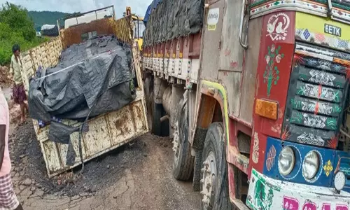 ஒசதுர்கா அருகே பள்ளத்தில் லாரிகள் சிக்கியதால் போக்குவரத்து பாதிப்பு