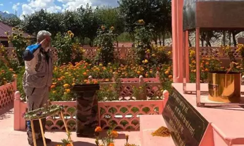 கார்கில் போர் நினைவிடத்தில் நடிகர் அஜித் மரியாதை...!