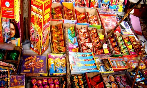 சிக்கமகளூருவில், தீபாவளியையொட்டி பட்டாசு கடைகள் அமைக்க அனுமதி கோரி விண்ணப்பிக்கலாம் சிக்கமகளூருவில், தீபாவளியையொட்டி பட்டாசு கடைகள் அமைக்க அனுமதி கோரி விண்ணப்பிக்கலாம்