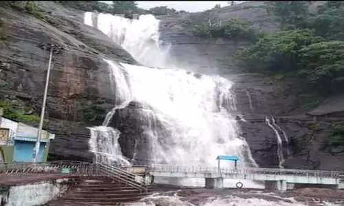 குற்றாலம் மெயின் அருவியில் 2-வது நாளாக குளிக்க தடை குற்றாலம் மெயின் அருவியில் 2-வது நாளாக குளிக்க தடை