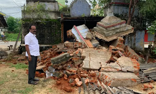 வேப்பனப்பள்ளியில் கனமழைக்கு சிவன் கோவில் இடிந்து விழுந்தது பக்தர்கள் அதிர்ச்சி வேப்பனப்பள்ளியில் கனமழைக்கு சிவன் கோவில் இடிந்து விழுந்தது பக்தர்கள் அதிர்ச்சி