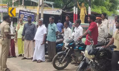 சங்கராபுரத்தில் ஹெல்மெட் விழிப்புணர்வு நிகழ்ச்சி சங்கராபுரத்தில் ஹெல்மெட் விழிப்புணர்வு நிகழ்ச்சி