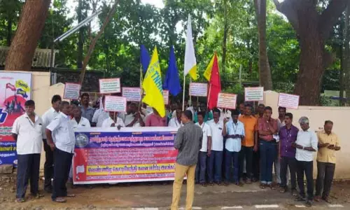 பொள்ளாச்சியில் கோரிக்கைகளை வலியுறுத்தி சாலை பணியாளர்கள் ஆர்ப்பாட்டம்