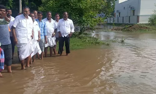 மழை வெள்ளத்தால் பாதிக்கப்பட்ட குடியிருப்புகளை கே.பி.அன்பழகன் நேரில் ஆய்வு மழை வெள்ளத்தால் பாதிக்கப்பட்ட குடியிருப்புகளை கே.பி.அன்பழகன் நேரில் ஆய்வு