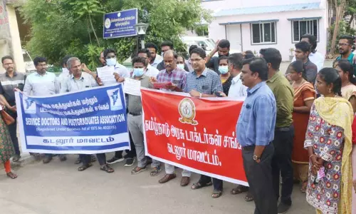 அரசு டாக்டர்கள் ஆர்ப்பாட்டம்