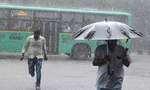 மைசூருவில் கனமழை; வீடு இடிந்தது-தம்பதி உயிர் தப்பினர் மைசூருவில் கனமழை; வீடு இடிந்தது-தம்பதி உயிர் தப்பினர்