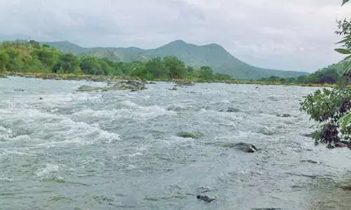 கர்நாடக அணைகளில் இருந்து    தமிழகத்துக்கு காவிரியில் 2-வது நாளாக வினாடிக்கு 33 ஆயிரம் கன அடி நீர் திறப்பு