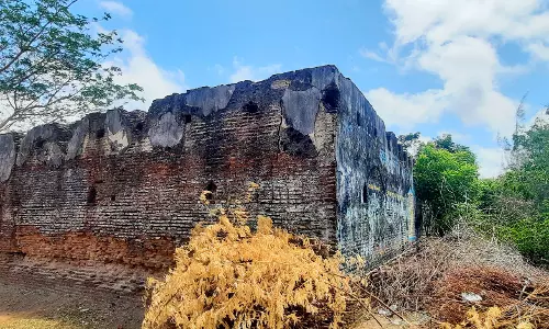 சேதம் அடைந்து கிடக்கும் சேதுபதி மன்னர் கால சத்திரம்