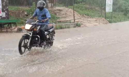 இடி-மின்னலுடன் பலத்த மழை இடி-மின்னலுடன் பலத்த மழை