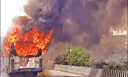அரசு பஸ் தீப்பிடித்து எரிந்ததில் பிளஸ்-2 மாணவர் உடல் கருகி பலி