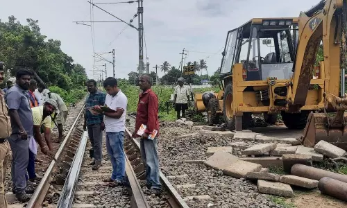 பழைய தண்டவாளத்தை அகற்றிவிட்டு, புதுப்பிக்கும் பணி