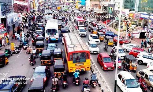 நாகா்கோவிலில் கடும் போக்குவரத்து நெரிசல் நாகா்கோவிலில் கடும் போக்குவரத்து நெரிசல்