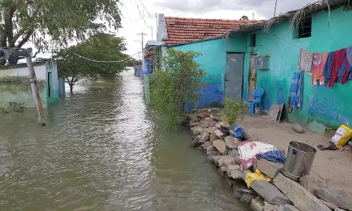 காவிரி ஆற்றில் மீண்டும் வெள்ளப்பெருக்கு; பவானியில் 100 வீடுகளை தண்ணீர் சூழ்ந்தது