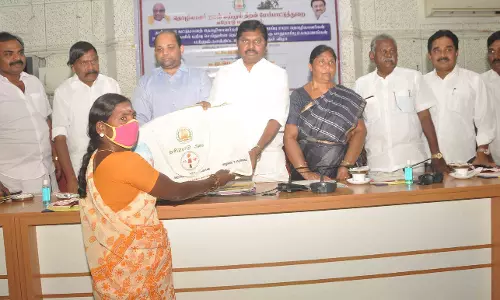 ஈரோட்டில் 2,666 தொழிலாளர்களுக்கு ரூ.41½ லட்சம் நலத்திட்ட உதவிகள்- நல வாரிய தலைவர் பொன்குமார் வழங்கினார்