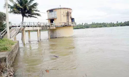 காவிரி ஆற்றில் தண்ணீர் வரத்து அதிகரித்தது: கரையோர மக்கள் பாதுகாப்பு முகாம்களில் தங்க வைப்பு